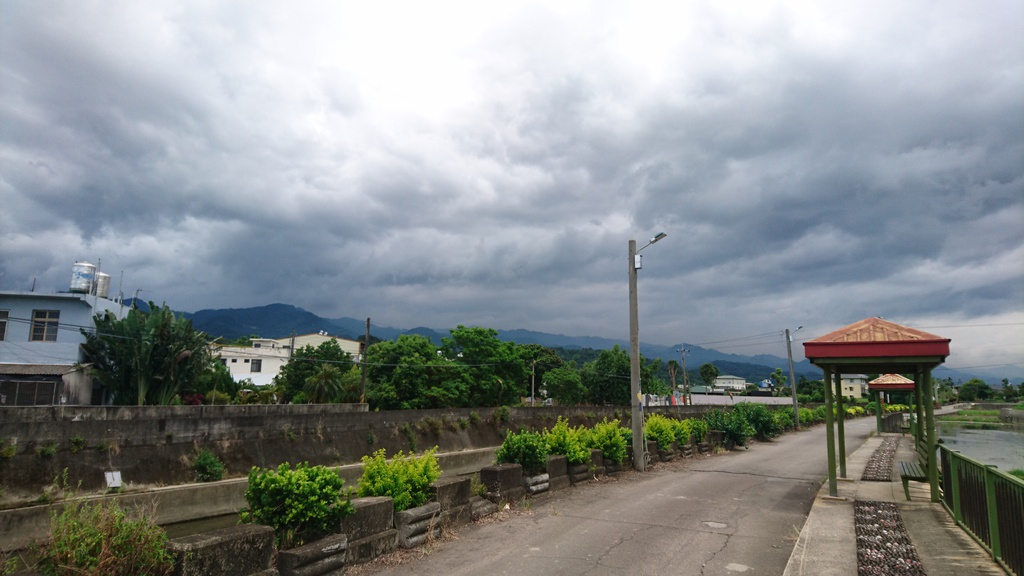 烏雲密布的午後